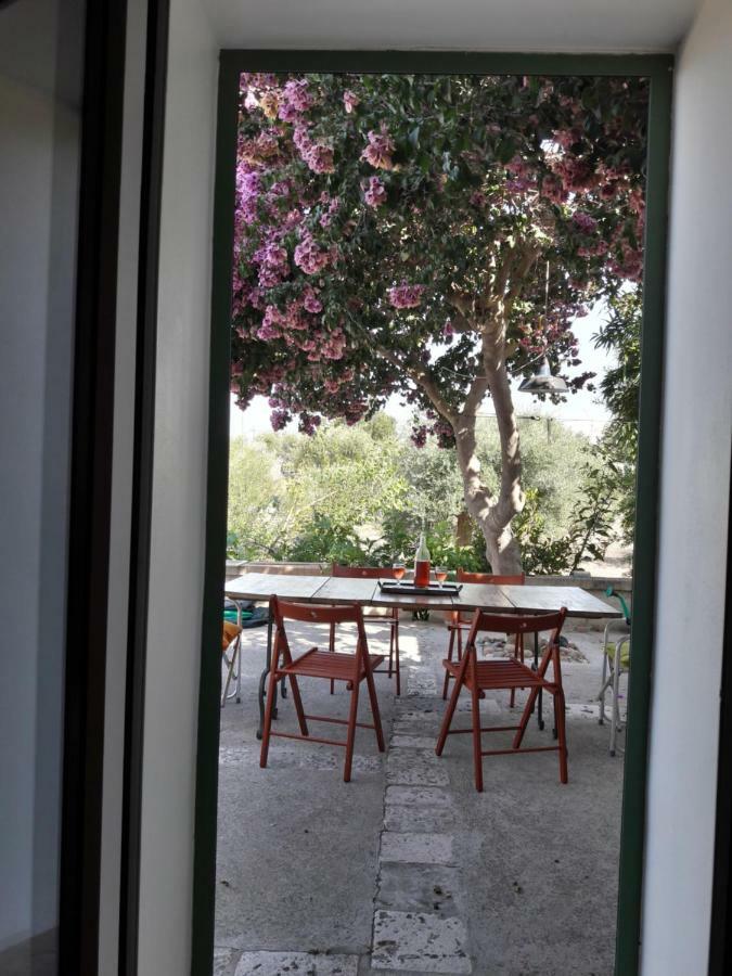 Fra Il Glicine E Il Sambuco Villa Monopoli Bagian luar foto