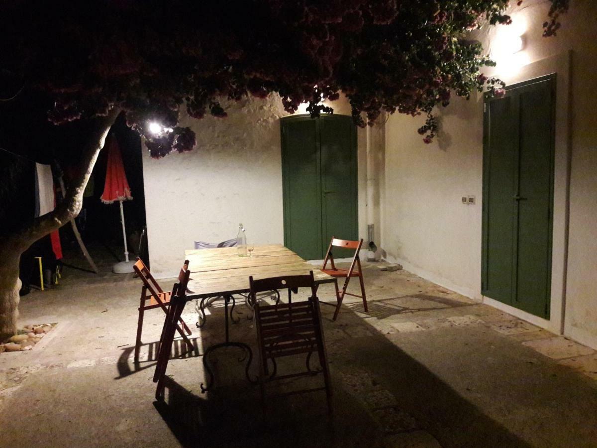Fra Il Glicine E Il Sambuco Villa Monopoli Bagian luar foto