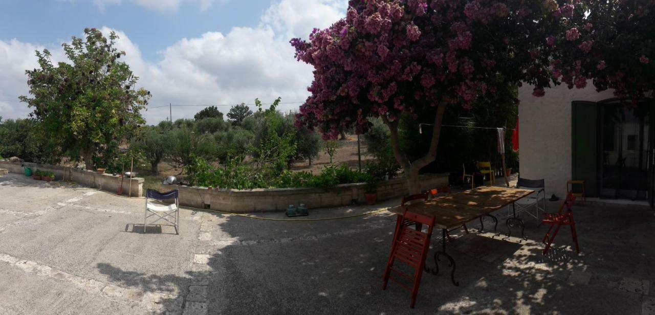 Fra Il Glicine E Il Sambuco Villa Monopoli Bagian luar foto