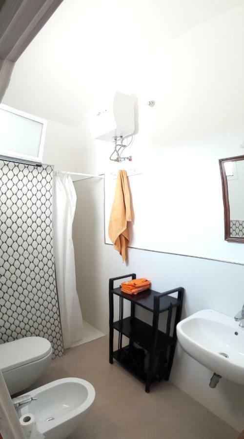 Fra Il Glicine E Il Sambuco Villa Monopoli Bagian luar foto
